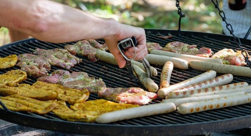 Hagyma és krumpli: akár ezekkel is megtisztíthatod a grillrácsot! Felesleges a hóra várni...