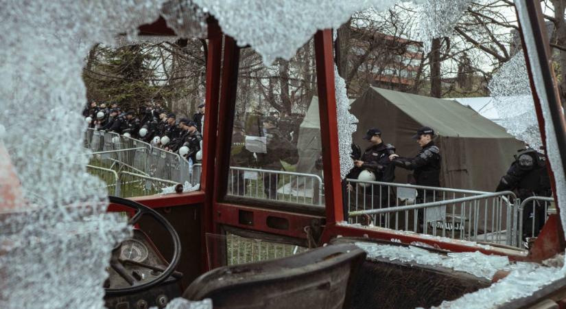 Ćacilend hat hónapja – Tüntetésellenes taktika vagy politikai performansz?