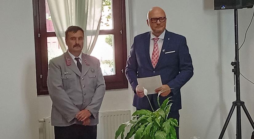 Félelmet nem ismerve ugrott a csatornába életet menteni, kitüntetéssel ismerte el a város a hős tűzoltót