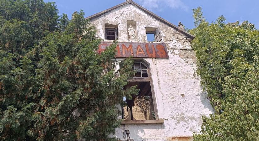 A plébános álma mára urbex-helyszínné vált: megszentelt földből lett szellemváros – galériával