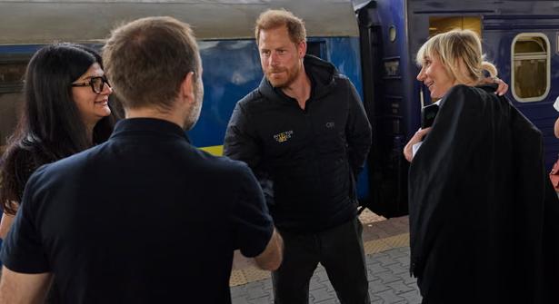 Kijevbe utazott Harry herceg, hogy alapítványával segítsen a háború sebesültjeinek