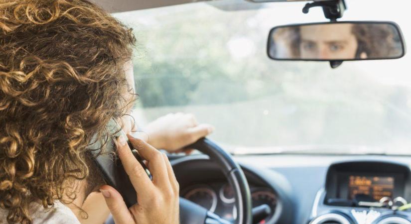 A vezetés közbeni telefonhasználatot ellenőrzi a rendőrség