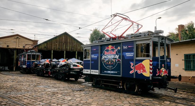 Formula–1-es autók közlekednek budapesti villamosvonalakon