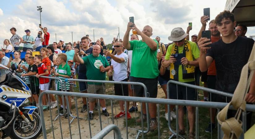 Így érkezett meg a rekordbajnok Szarvaskendre, nagy tömeg a helyszínen - fotók