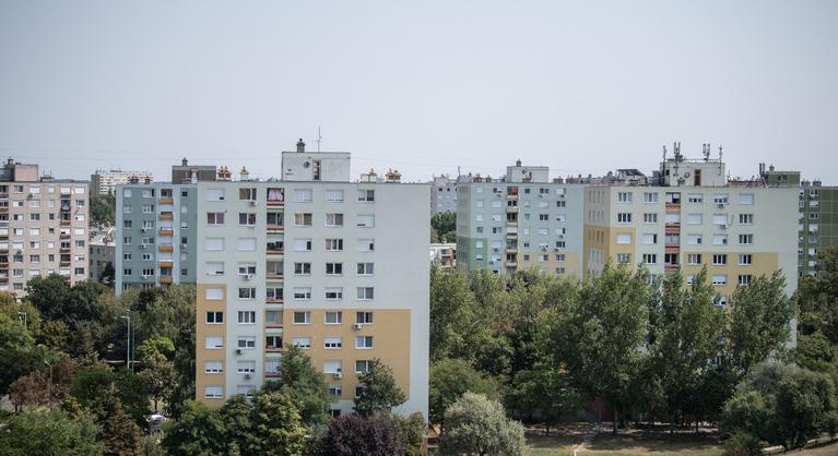 Mit tehet a tulajdonos az örökölt lakásával, ha abban haszonélvező lakik?