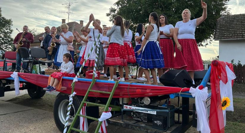 Betyár jól, zeneszóra ébredt Dóc szombaton – videóval