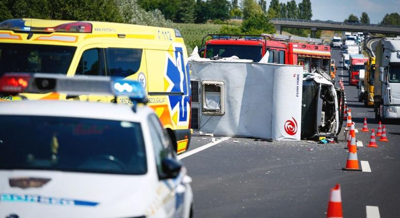 Pánik a 6-os úton: négy autó ütközött, három ember megsérült!