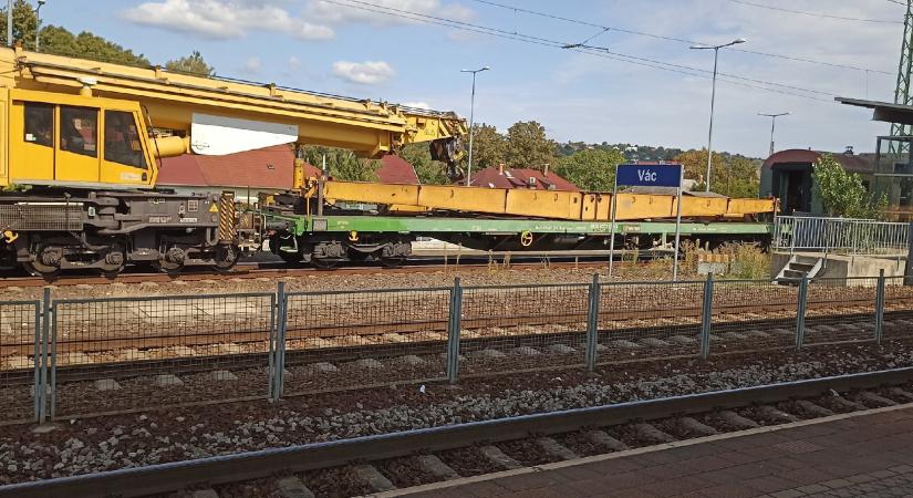 A MÁV cáfolja azokat a híreszteléseket, hogy kisiklott volna a kisiklott vonathoz küldött daru
