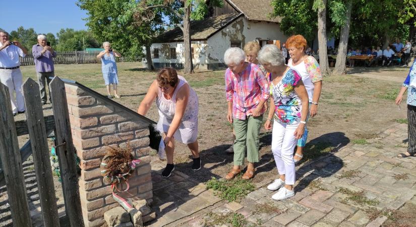 A Máriák koszorúztak emléktáblát a kopáncsiak találkozóján