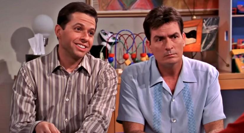 "Féltek tőle, így lapátolták neki a pénzt": Jon Cryer odaszúrt Charlie Sheennek, aki balhéi ellenére háromszor nagyobb fizetést kapott a Két pasi – meg egy kicsiért