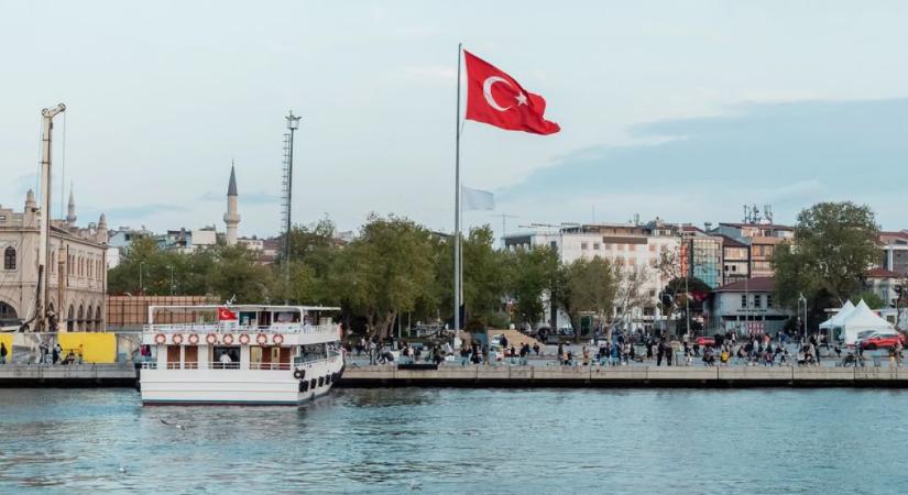Tovább folytatódik a török politikai tisztogatás