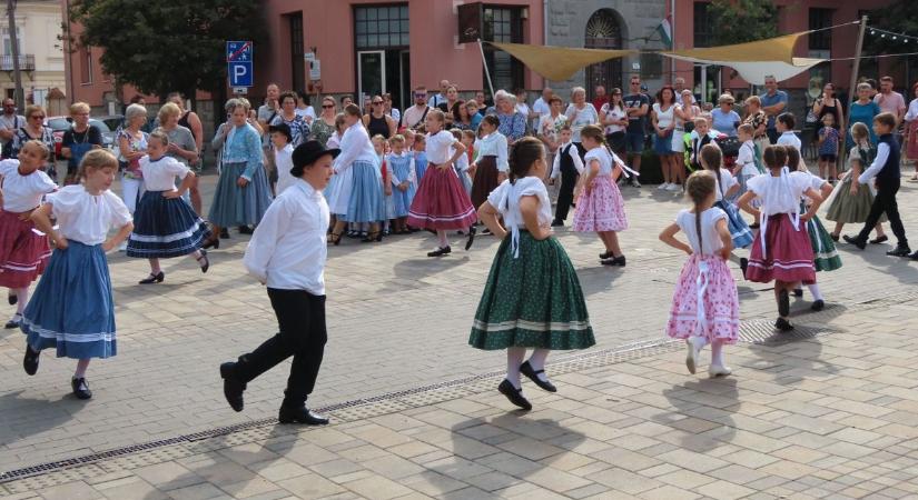 Rekordrészvétel a bográcsok mellett, soha ennyi csapat nem főzött még Vásárhelyen – galériával, videóval