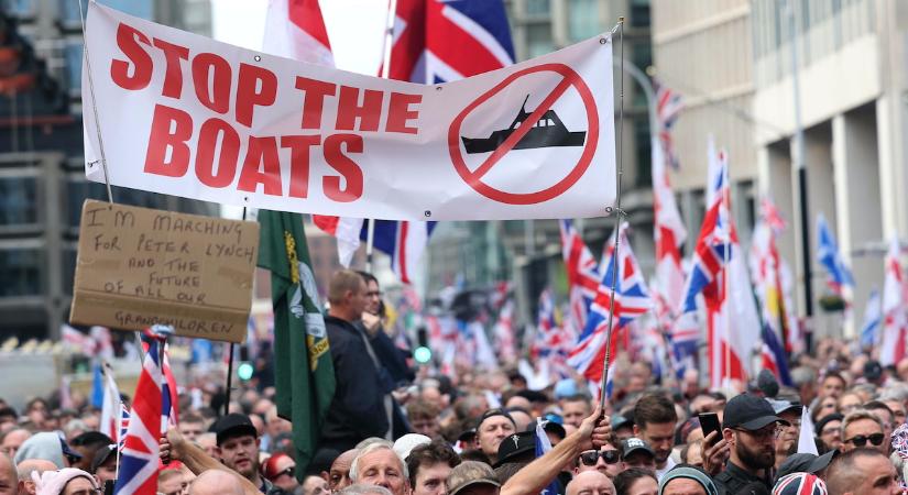 Londonban egymás ellen tüntettek