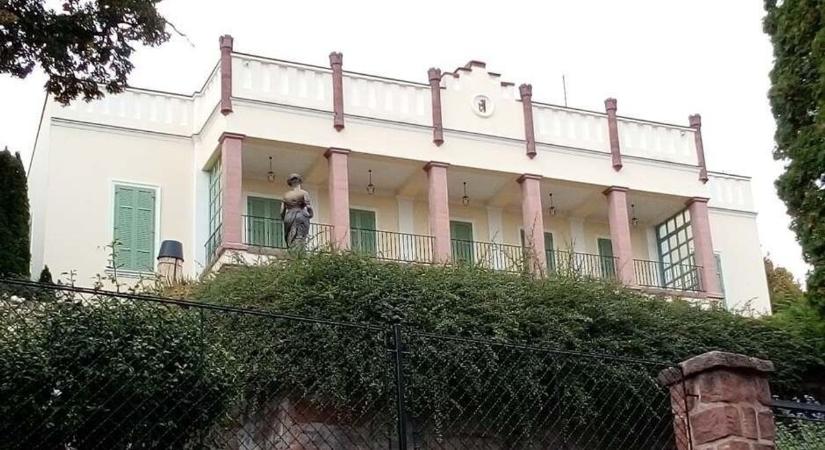 Másfél milliárdos luxusvilla a Balaton-parton – eladó a cigányprímás egykori háza