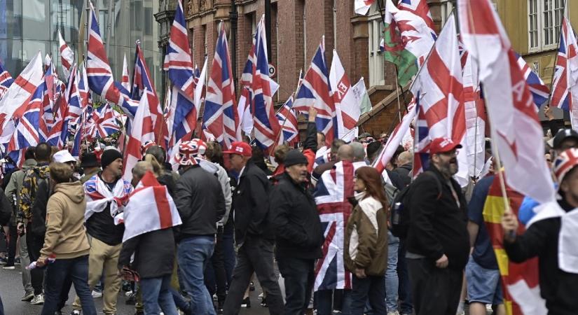 Százezres tömeg gyűlt össze Londonban Tommy Robinson bevándorlásellenes tüntetésére, huszadannyi az ellentüntető