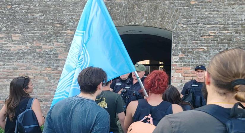 Rendőrkordon választja el a tiltakozó polgárokat és a haladópárti tüntetőket Újvidéken