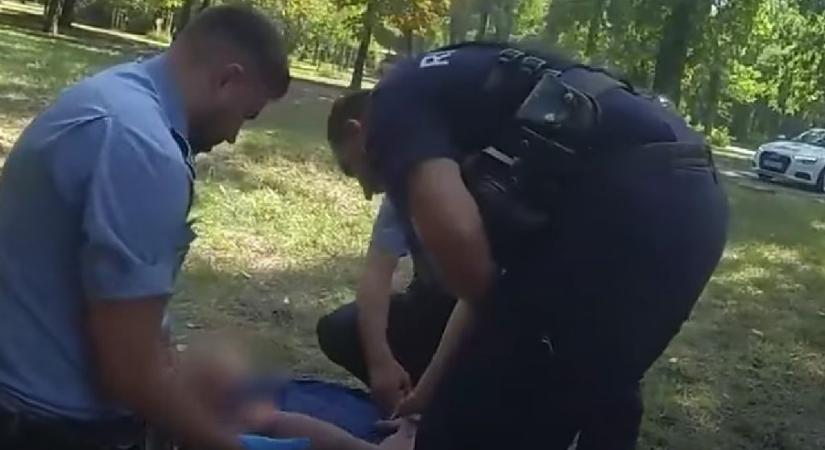 Szabálytalan parkolás miatt bukott le a Népligetben rendőrautóval ütköző, dílerkedéssel gyanúsított motoros – videó