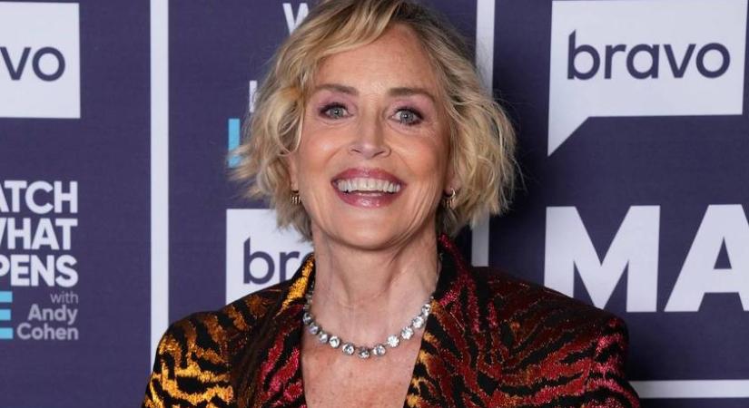 A 67 éves Sharon Stone állatmintás fürdőruhában: alakját a jóval fiatalabbak is megirigyelhetik