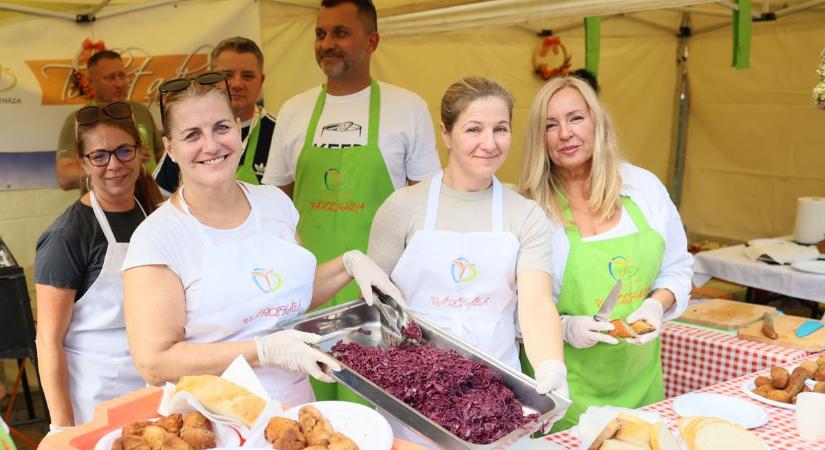 Kóstolta már a sztrapacskalevest? És a rántott hurkát? Elhoztuk néhány különleges étel receptjét a Tirpák Fesztiválról