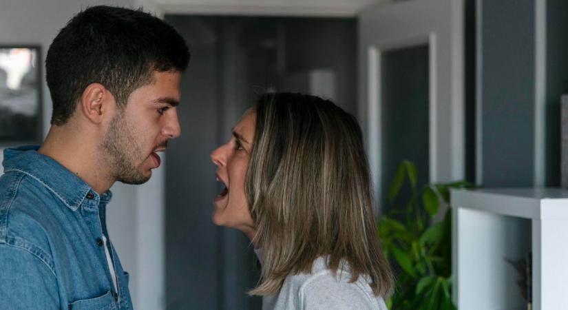 "Összebarátkoztam a párom exével, de a barátom az akarja, hogy tiltsam le"