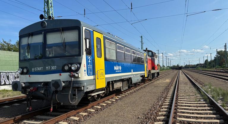 „A daru siklásáról szó sincs” – írta a MÁV, miközben saját Forgalmi Utasítása pont az ellenkezőjét állítja