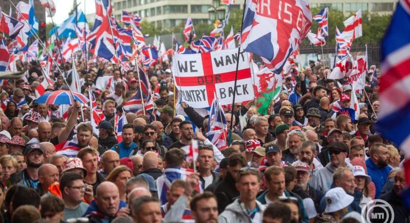 Tüntetés és ellentüntetés Londonban a bevándorlás és a szélsőjobb ellen