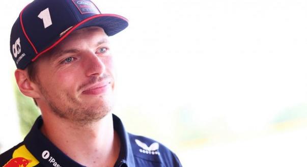 Verstappen a Nordschleifén, Sainz-büntetés vissza – szombati F1-es hírek