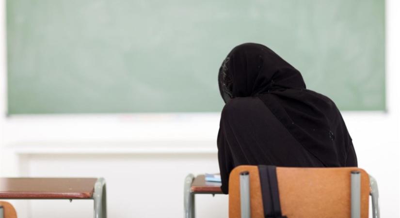 Ausztria betiltaná a hidzsáb viselését az iskolákban a 14 év alatti lányok esetében