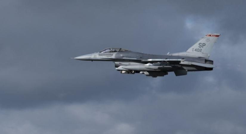 Berepülő drón miatt riasztották Romániában az F-16-osokat
