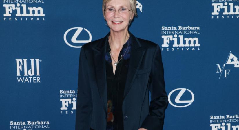 A konyhapult megvilágítása lehet stílusos is – Jane Lynch tökéletes megoldása