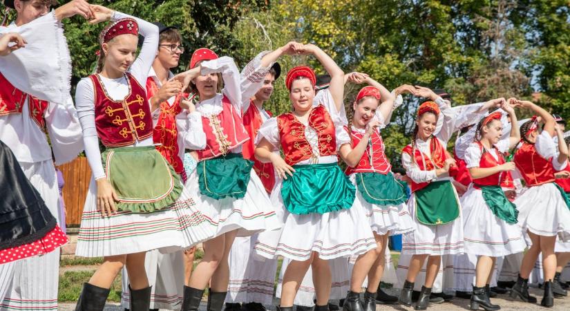 Lovasok és néptáncosok járták körbe a falut – szüreti felvonulás Jenőn (videó, galéria)