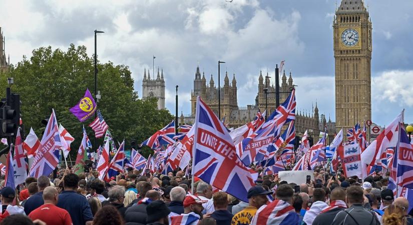 Százezres tömeg gyűlt össze Tommy Robinson bevándorlásellenes tüntetésén Londonban