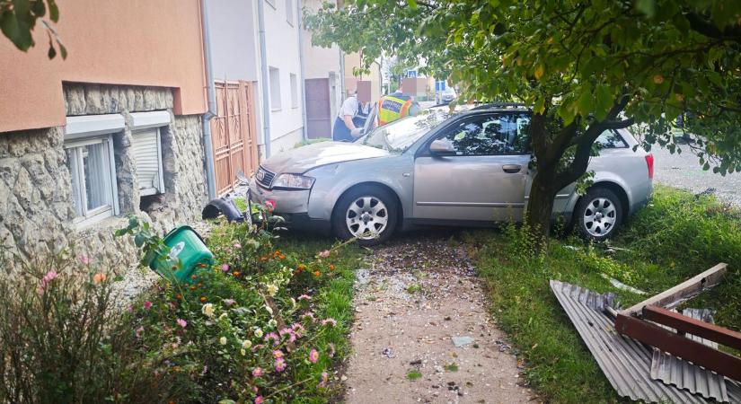 Videó: Audi tarolt le buszmegállót Szombathelyen, pár perccel korábban még tele volt várakozó utassal