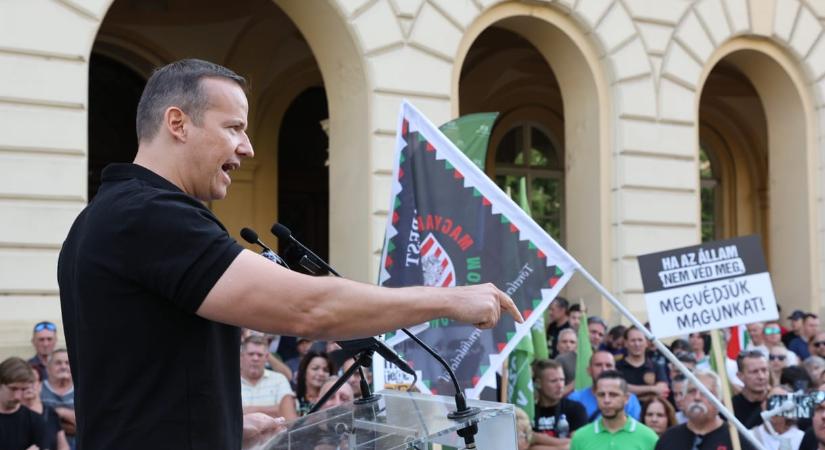 Szolnokon tüntetett Toroczkai, "vérségi alapon szerveződő hordákról" beszélt