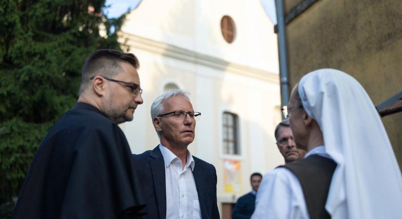 Magyarországon nem bezárják, hanem felújítják a templomokat