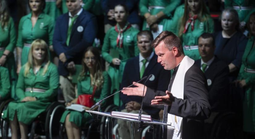 Egy éve ilyenkor: karkötője buktatta le a meleg szexorgiákra járó Bese atyát