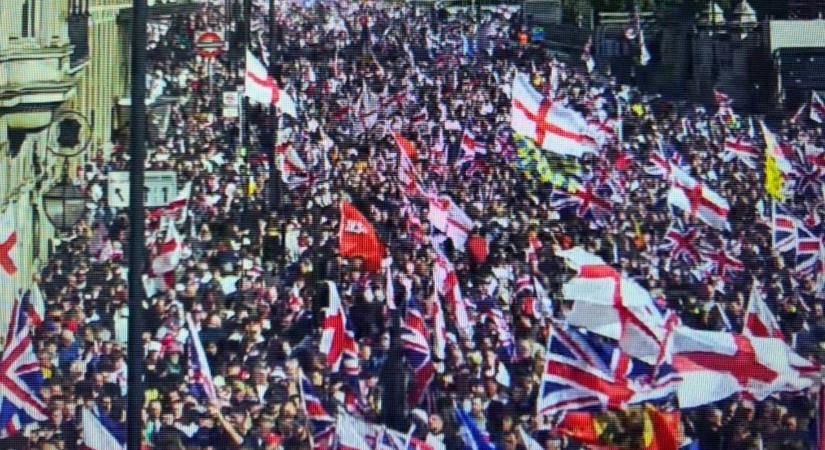 Charlie Kirk arcképei mellett izraeli zászlók lobognak a patrióták nagy londoni tüntetésén