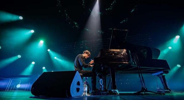 Péter Bence új, grandiózus show-val tér vissza Budapestre