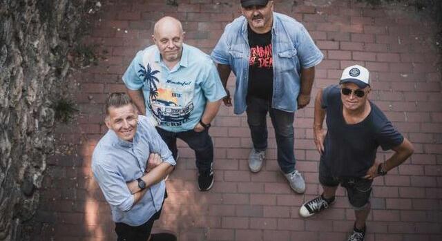 Klasszikusok és bónuszdalok: megérkezett a Ülj le mellém album