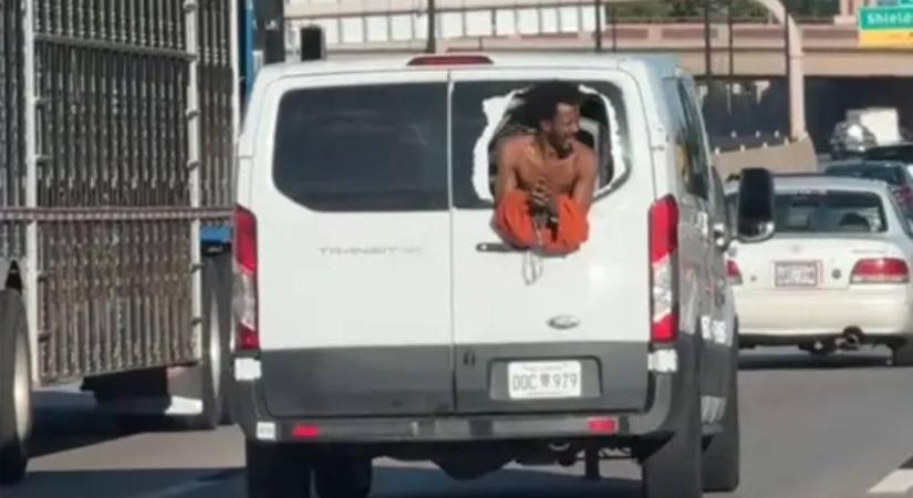 Félmeztelen rab lógott ki egy rabszállító furgon hátuljából az autópályán – őrült videó