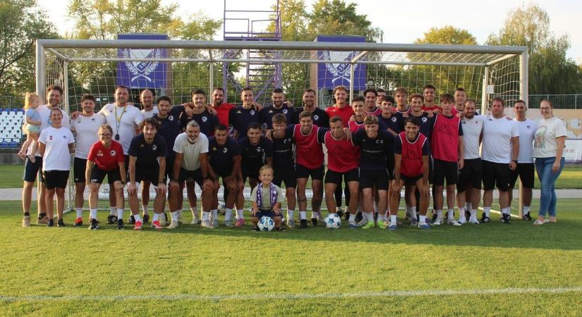Danyi Boti végzi el a kezdőrúgást a KTE és az Újpest kupameccsén
