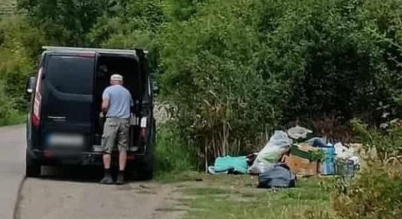 Lefotózták a hevesi férfit, amint a szemetét a bokrok alá szórta - már fel is jelentették