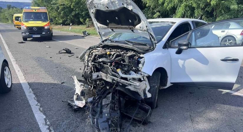 Sokkoló fotók érkeztek: ripityára törtek az autók a 6-os úton