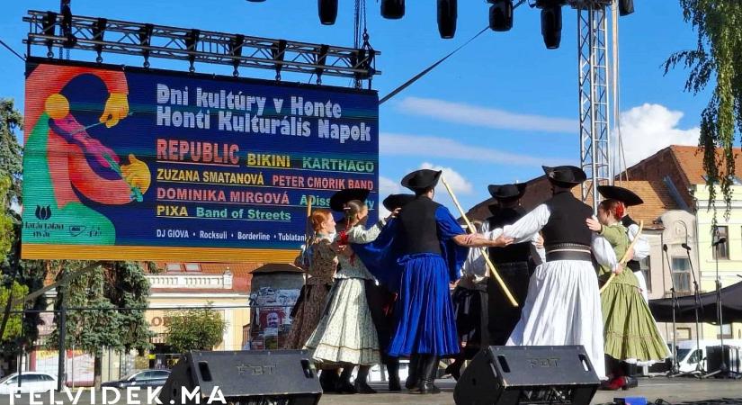 Ilyenek vagyunk nemzetközi folklórfesztivál tizenhetedszer a Lévai járásban