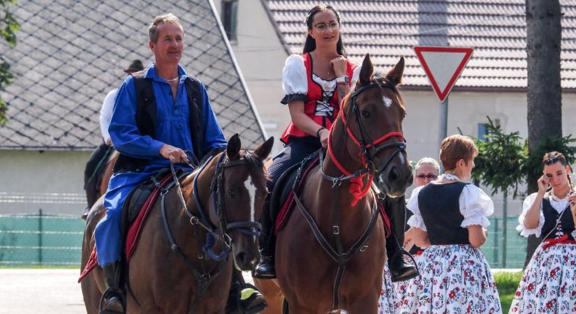 Szüreti felvonulás díszes fogatokkal, vidám zenére (galéria)