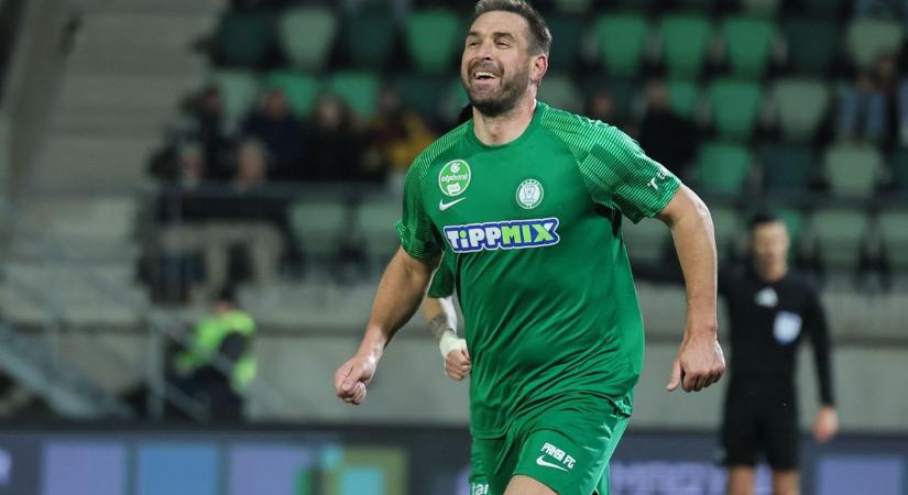 Itt az első fotó a magyar labdarúgó babájáról, ebben a mezben alszik