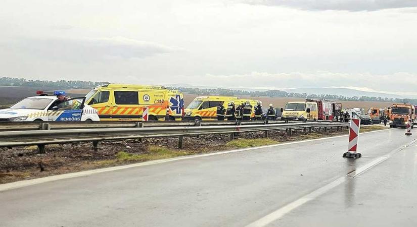 Lezárták az M1-es autópályát Zsámbéknál: több autó ütközött, az egyik kigyulladt