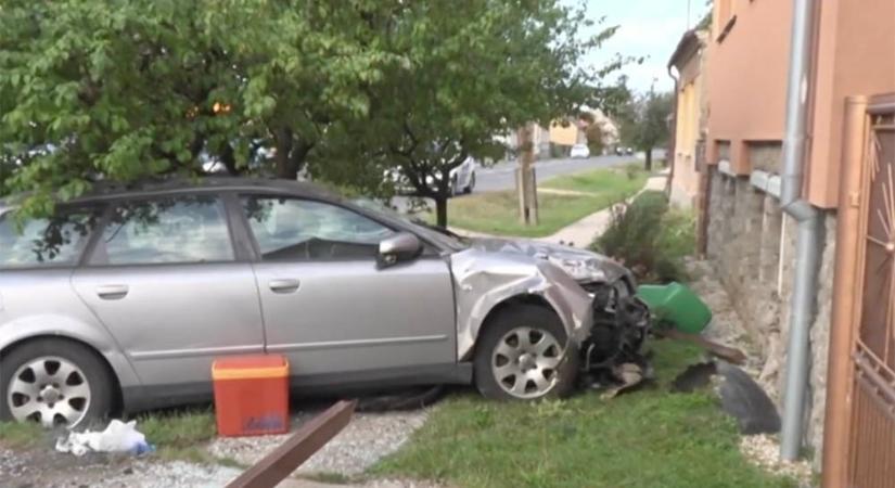 Buszmegállót és házfalat tarolt le egy autós Szombathelyen