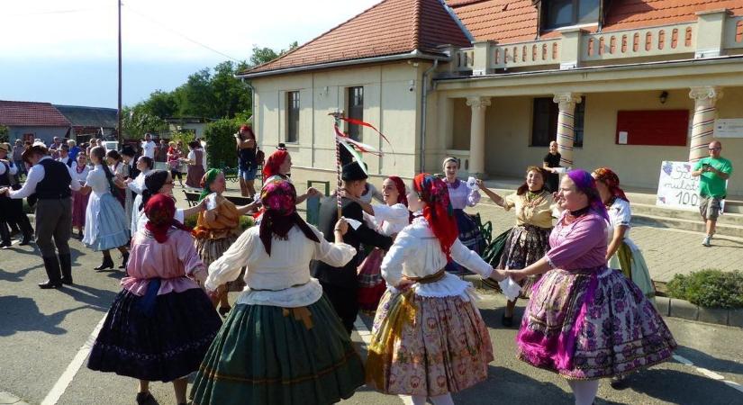Délután megható pillanatok, este nagy buli a szüreti bálon
