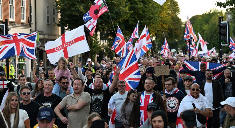Zászlóháború és menekültszállodák: egyre nagyobb feszültséget okoz a bevándorlás Nagy-Britanniában